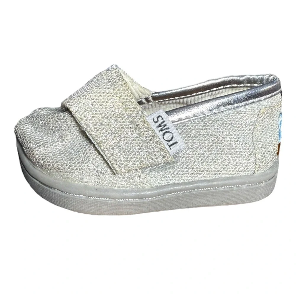 TOMS | Baby Moccasins in Shimmering Silver | T2